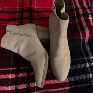 Added comfort sand booties